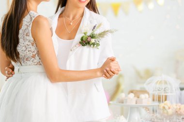 Düğün töreni sırasında güzel lezbiyen çift