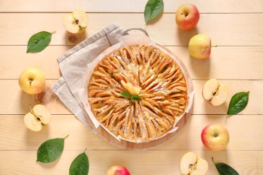 Ahşap masada tatlı elmalı turta