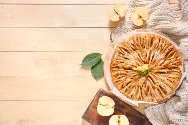 Ahşap masada tatlı elmalı turta