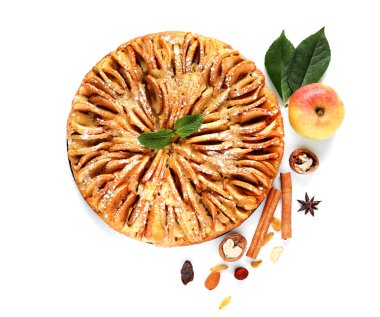 Beyaz arka planda tatlı elmalı turta ve malzemeler