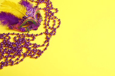 Renkli arka planda dekorlu karnaval maskesi