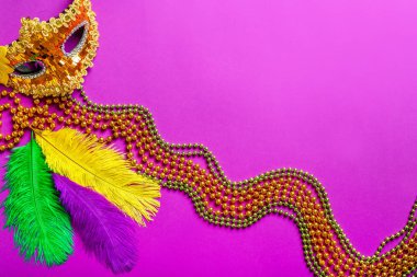 Renkli arka planda dekorlu karnaval maskesi