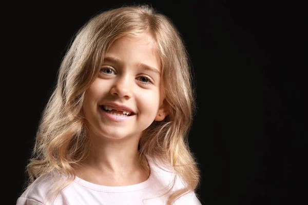 Carino bambina su sfondo scuro — Foto Stock