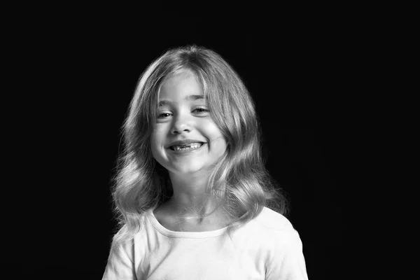 Retrato en blanco y negro de una linda niña sobre fondo oscuro — Foto de Stock