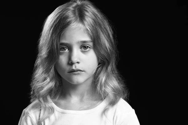 Ritratto in bianco e nero di bambina triste su sfondo scuro — Foto Stock