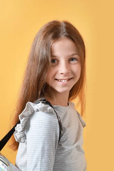 Snygg liten flicka på färg bakgrund — Stockfoto