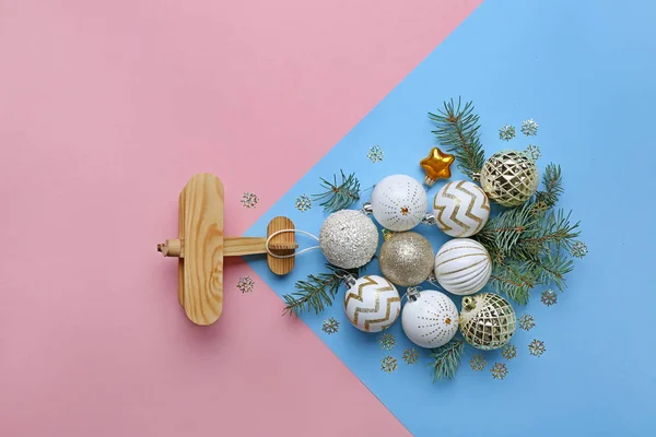 Hermosa composición de Navidad con avión de juguete y decoración sobre fondo de color — Foto de Stock