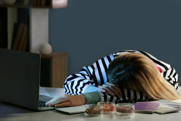 Unavená žena spící v noci na pracovišti — Stock fotografie