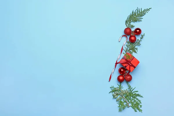 Hermosa composición de Navidad sobre fondo de color — Foto de Stock