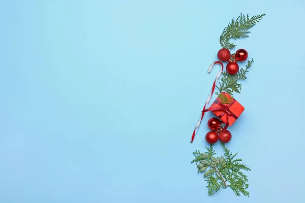 Bela composição de Natal no fundo de cor — Fotografia de Stock