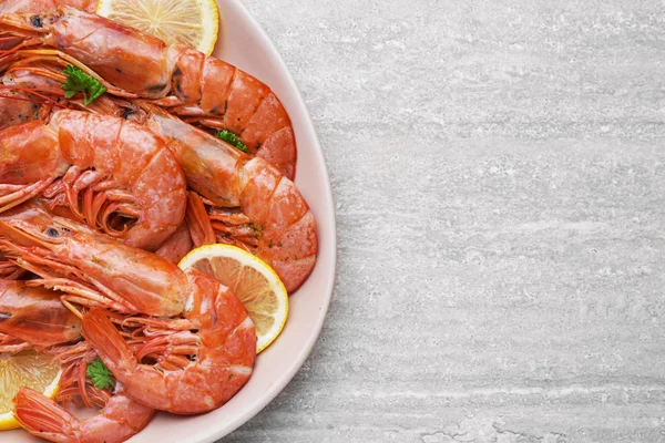 Plate with tasty shrimps on light table — Stock Photo, Image