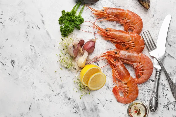 Tasty shrimps with lemon and garlic on light background — Stock Photo, Image