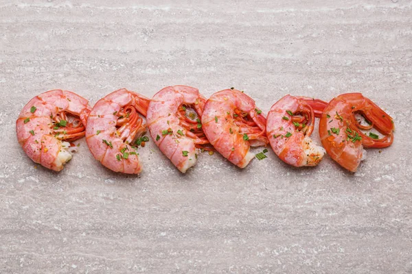 Tasty shrimps on grey background — Stock Photo, Image