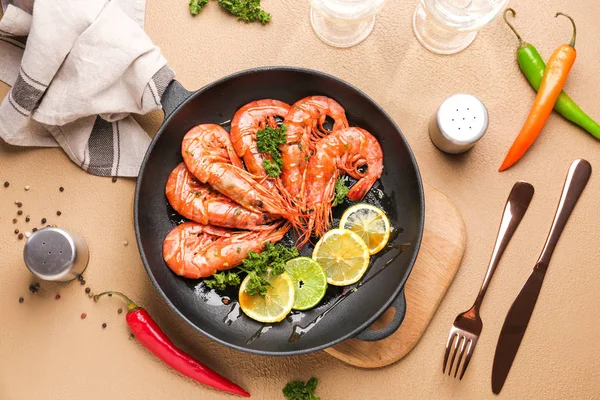 Frying pan with tasty shrimps on color background — Stock Photo, Image