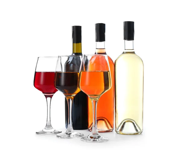 Bottiglie e bicchieri di vino diverso su sfondo bianco — Foto Stock