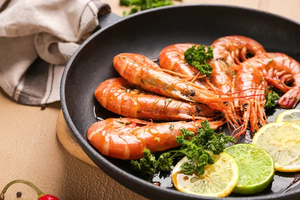 Frigideira com saborosos camarões na mesa — Fotografia de Stock