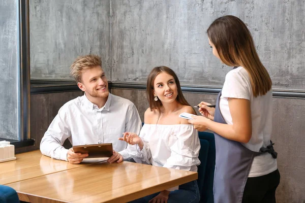 Servitris betjänar kunder på restaurang — Stockfoto