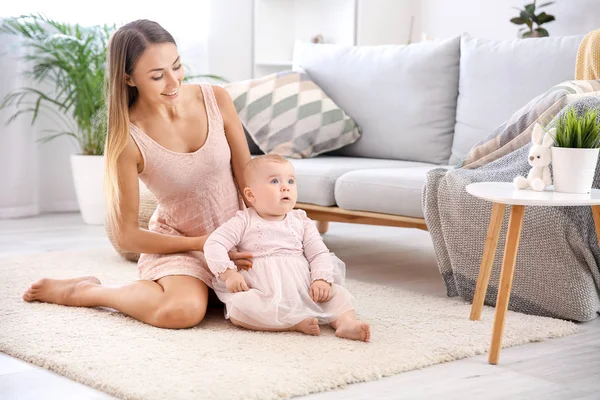 自宅に彼女のかわいい小さな赤ちゃんと母親 — ストック写真