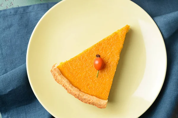 Plate with piece of tasty pumpkin pie on table — Stock Photo, Image