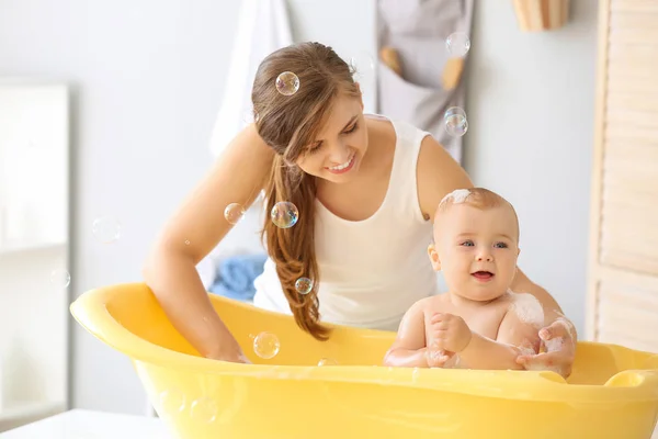 Mutter badet ihr süßes kleines Baby zu Hause — Stockfoto