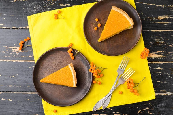 Plates with pieces of tasty pumpkin pie on table — Stock Photo, Image