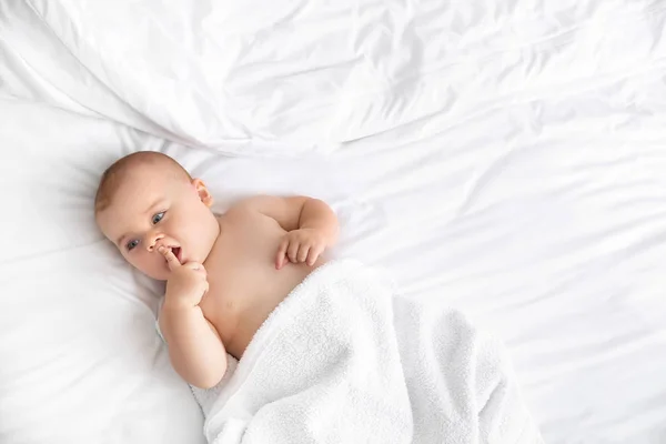 Aranyos kis bébi fürdés után feküdt az ágyban — Stock Fotó
