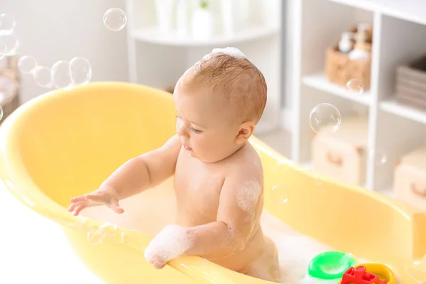 Bayi kecil yang lucu di bak mandi di rumah — Stok Foto