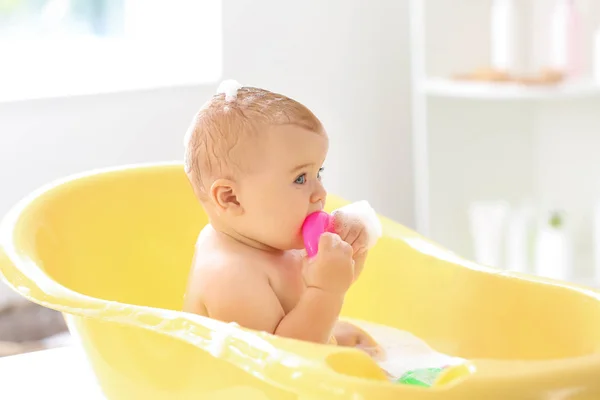 Bayi kecil yang lucu di bak mandi di rumah — Stok Foto