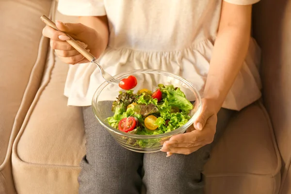 自宅でおいしい野菜サラダを食べる女性、クローズアップ — ストック写真