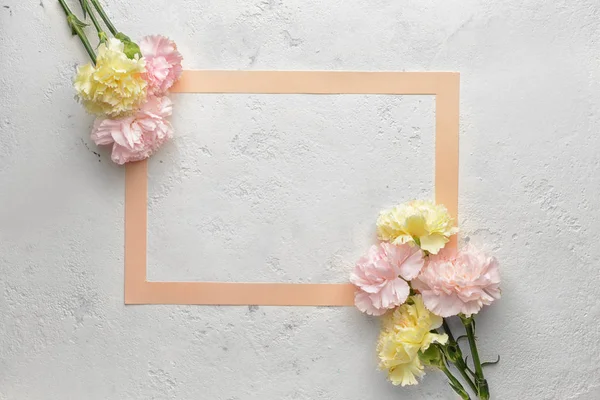 Beyaz arka planda güzel karanfil çiçekleri ile tebrik kartı — Stok fotoğraf