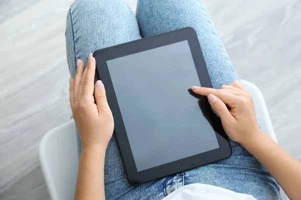 Νεαρή γυναίκα που χρησιμοποιεί σύγχρονο υπολογιστή tablet στο σπίτι, κοντινό πλάνο — Φωτογραφία Αρχείου
