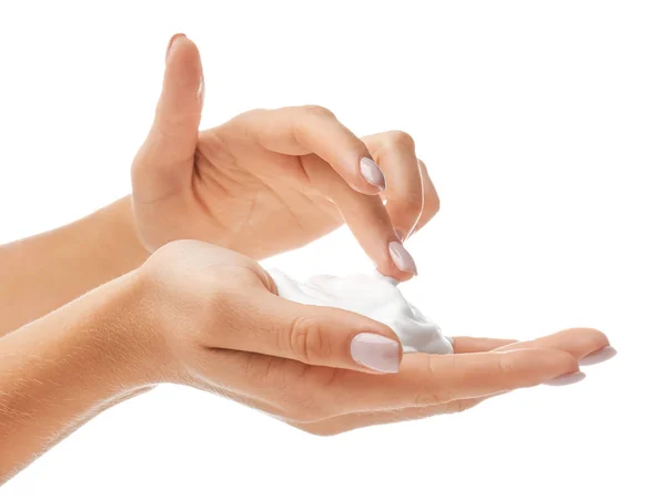 Женские руки с пеной для мыла на белом фоне — стоковое фото