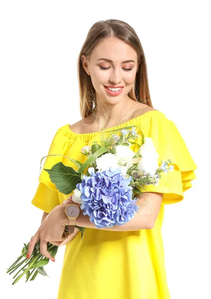 Mulher bonita com buquê de flores no fundo branco — Fotografia de Stock