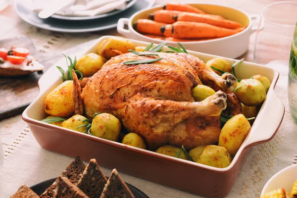 Platillo para hornear con sabroso pollo y patata en la mesa servida —  Fotos de Stock