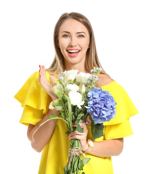 Belle jeune femme avec bouquet de fleurs sur fond blanc — Photo