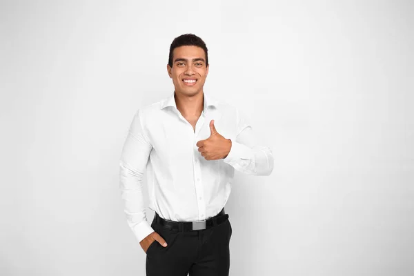 Stilig amerikansk affärsman visar tummen upp på vit bakgrund — Stockfoto