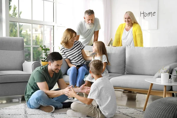 Famiglia felice che riposa insieme a casa — Foto Stock