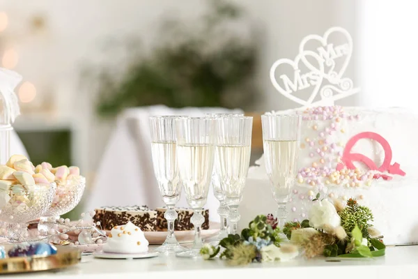 Εορταστικό τραπέζι σερβίρεται για τον εορτασμό της λεσβιακής γάμου — Φωτογραφία Αρχείου