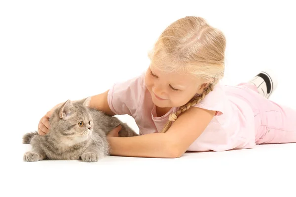 Klein meisje met schattige kat op witte achtergrond — Stockfoto