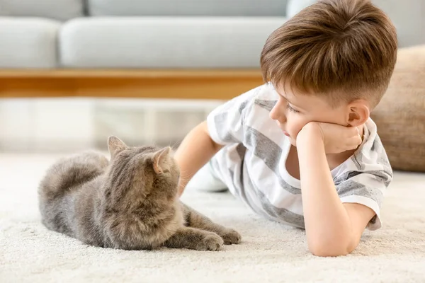 Petit garçon avec chat mignon à la maison — Photo