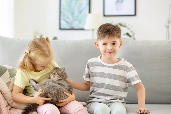 Petits enfants avec chat mignon à la maison — Photo