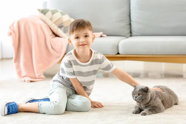 Μικρό αγόρι με χαριτωμένο γάτα στο σπίτι — Φωτογραφία Αρχείου
