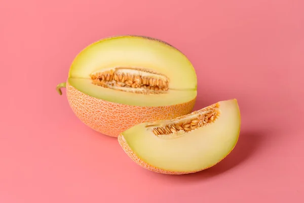 Söt mogen melon på färg bakgrund — Stockfoto