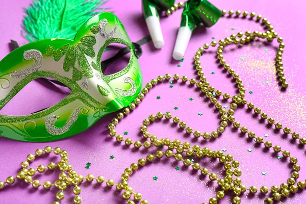 Карнавальная маска с декором на цветном фоне — стоковое фото