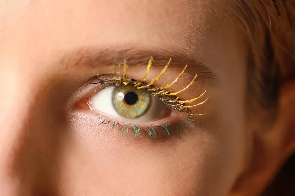 Jeune femme avec des cils créatifs, gros plan — Photo