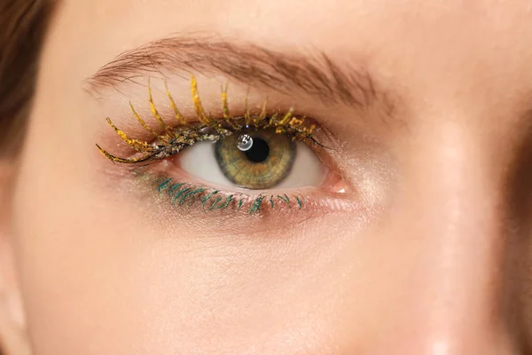 Jeune femme avec des cils créatifs, gros plan — Photo