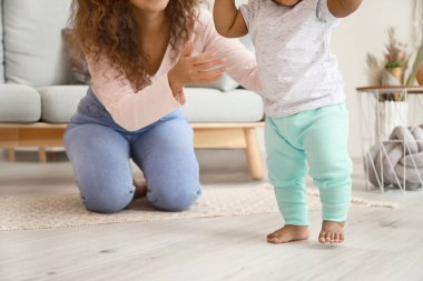 Sevimli küçük bebek evde yürümeyi öğrenme