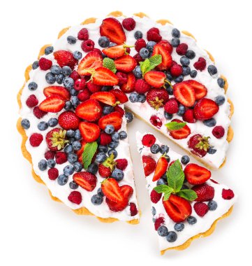 Beyaz arka planda lezzetli çilekli turta