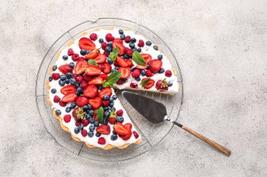 Gri arka planda lezzetli berry pasta