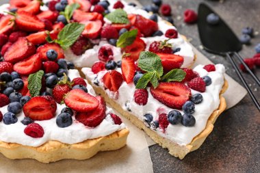 Gri arka planda lezzetli berry pasta, closeup